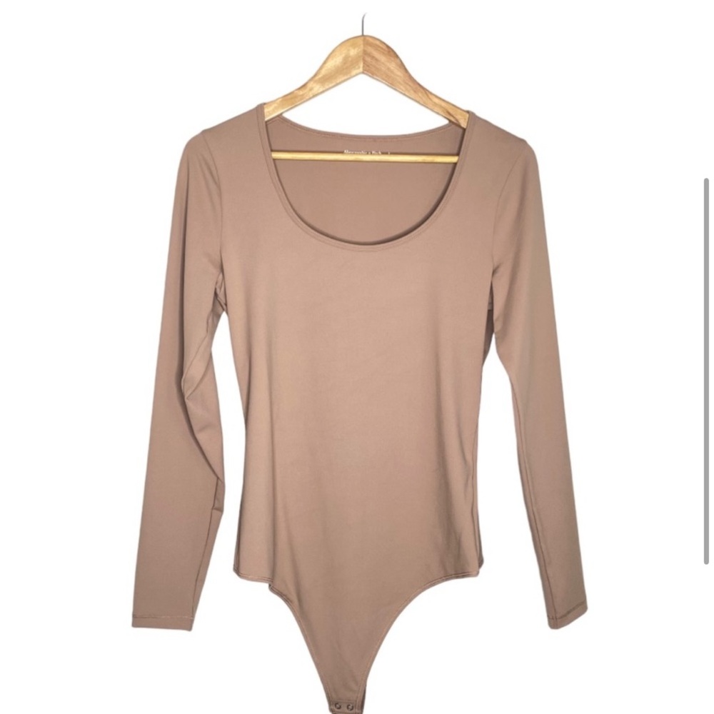 ✨NWT Abercrombie & Fitch Tan Long Sleeve Seamless Scoop Neck Bodysuit Large - Picture 2 of 7